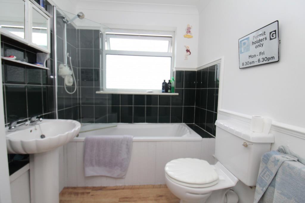 Lot: 149 - COMMERCIAL AND RESIDENTIAL INVESTMENT IN NEED OF STRUCTURAL REPAIR - Bathroom (provided by the seller taken 2021/22)